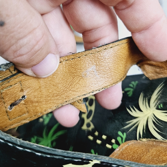 Palm tree & giraffe wedge thong sandals - Picture 9 of 9